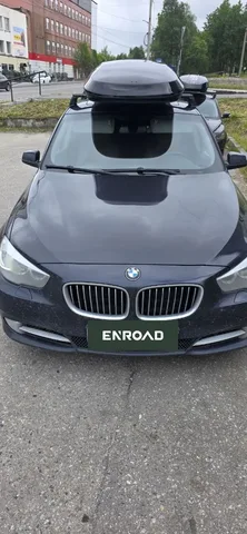 Бокс на крышу ENROAD Nomadix Pro XXL Slim 450-E для BMW 3 Series, цвет «Чёрный» — общий ракурс автомобиля с установленным автобоксом