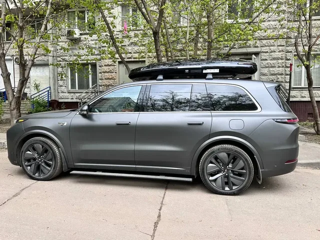 Чёрный автобокс ENROAD Nomadix Pro XXL Slim-450 на Lixiang L9 — вид автомобиля с установленным автобоксом, другой ракурс
