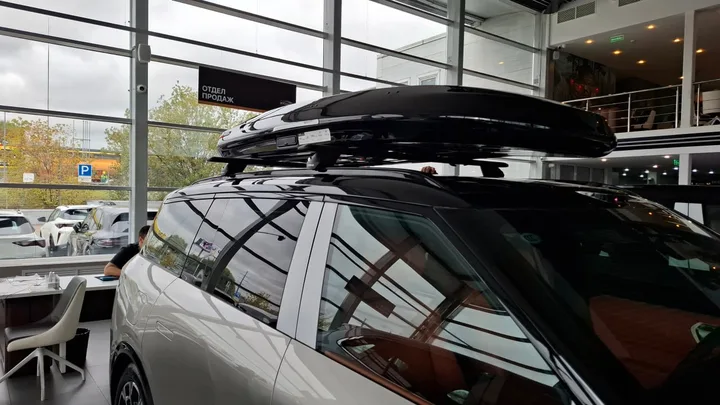 Автобокс для LYNK & CO 900 — ENROAD Nomadix Pro XXL Slim 450-E, цвет «Чёрный» — вид автомобиля с установленным автобоксом