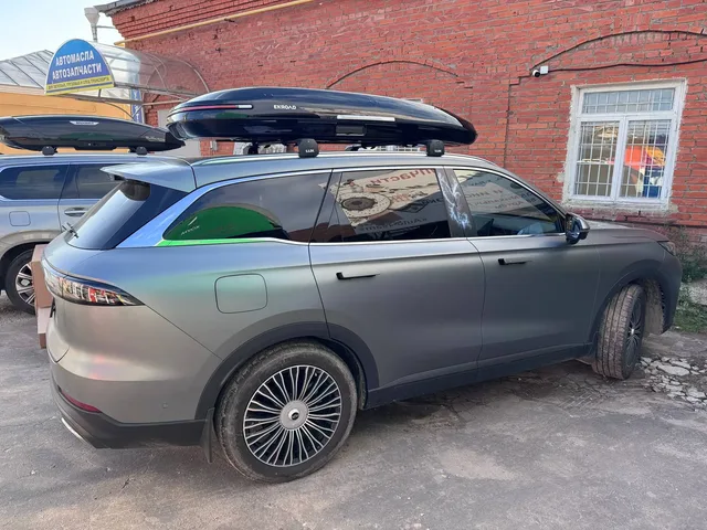 Чёрный автобокс ENROAD Nomadix Pro XL Slim 400 на CheryAuto Tiggo 8 — вид автомобиля с установленным автобоксом, другой ракурс