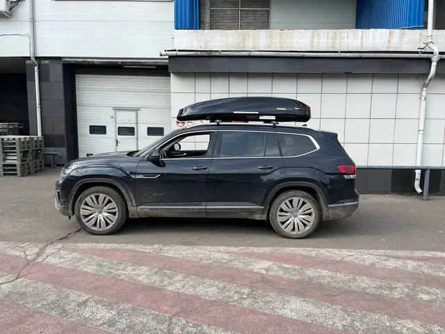 Бокс на крышу ENROAD Nomadix Pro XXL 600-E для Volkswagen T-Roc, цвет «Чёрный» — общий ракурс автомобиля с установленным автобоксом