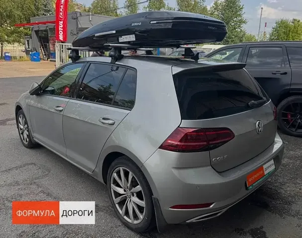 Чёрный автобокс ENROAD Nomadix Pro XL Slim 400 на Volkswagen Golf — вид автомобиля с установленным автобоксом, другой ракурс