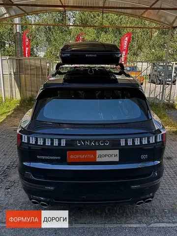 Автобокс для Nordcross 001 / Lynk & Co 09 — ENROAD Nomadix Pro XL Slim 400-E, цвет «Чёрный» — вид автомобиля с установленным автобоксом