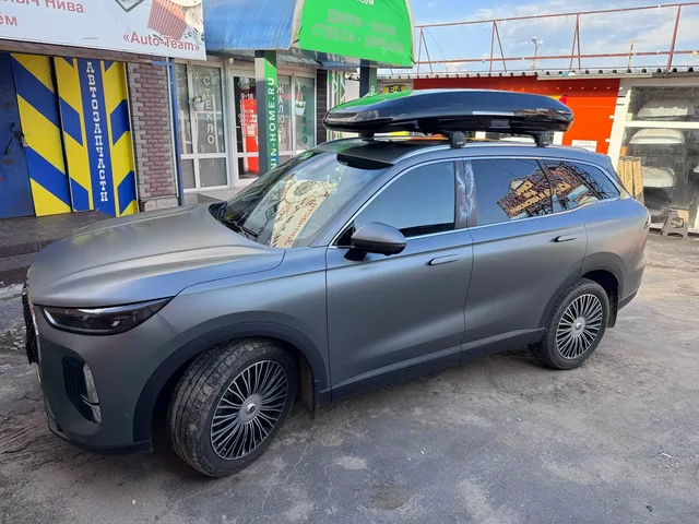 Бокс на крышу ENROAD Nomadix Pro XL Slim 400 для CheryAuto Tiggo 8, цвет «Чёрный» — общий ракурс автомобиля с установленным автобоксом