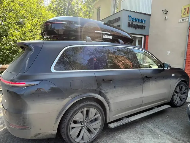 Автобокс для Lixiang L9 — ENROAD Nomadix Pro XXL 600-E, цвет «Чёрный» — вид автомобиля с установленным автобоксом