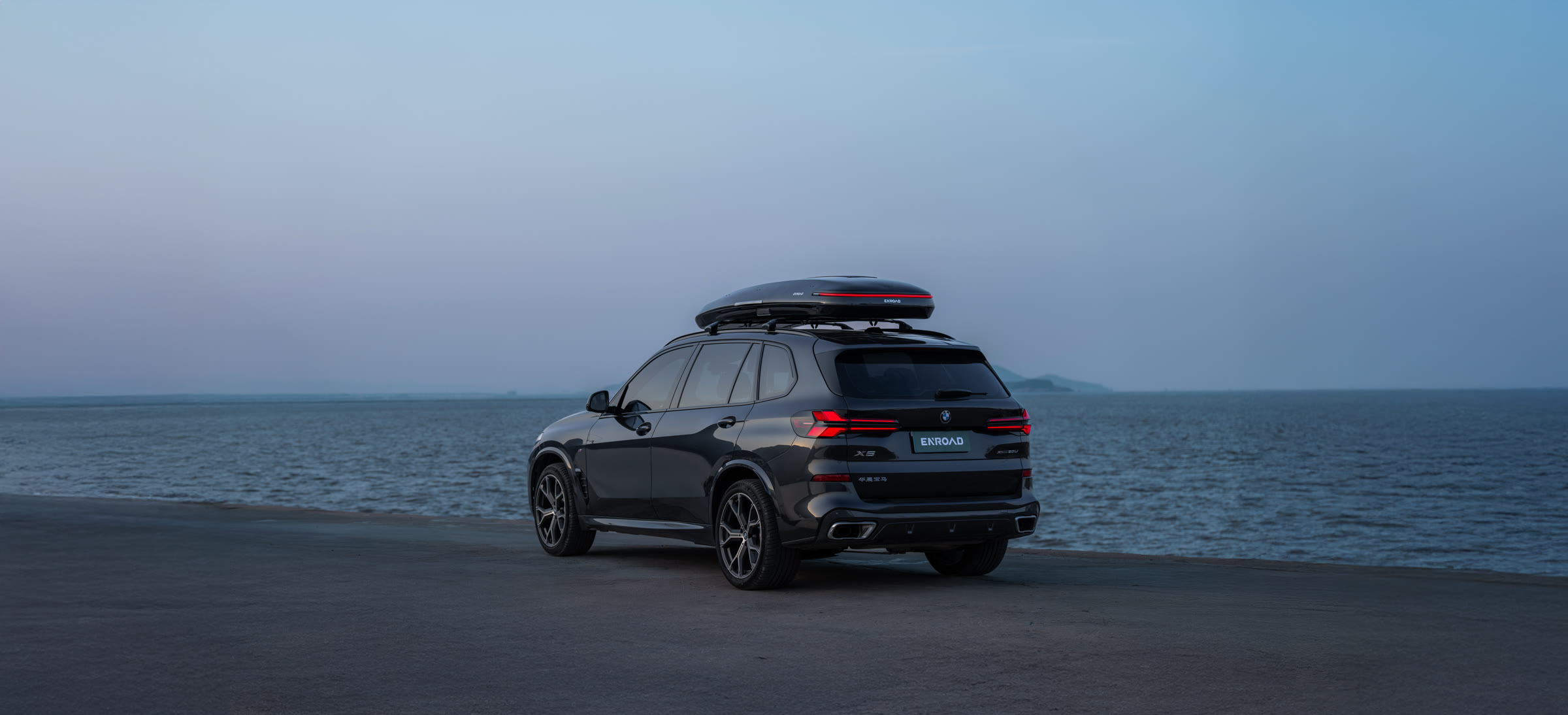 Автомобиль с оригинальным автобоксом ENROAD Nomadix Pro у моря