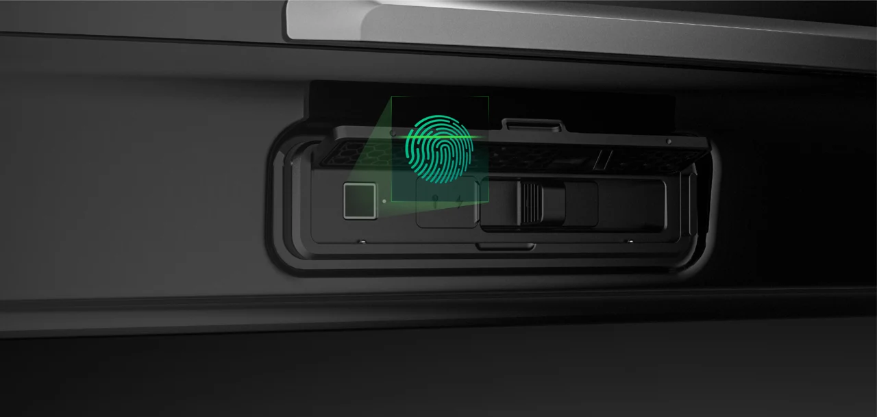 Замок ENROAD Nomadix Pro с поднятой защитной крышкой и зелёным символом отпечатка